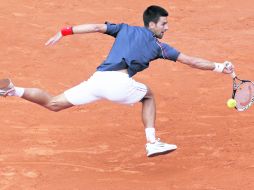 Novak Djokovic tuvo un partido complicado, cometió 75 errores no forzados y necesitó emplearse al máximo para salvar el partido. AP  /