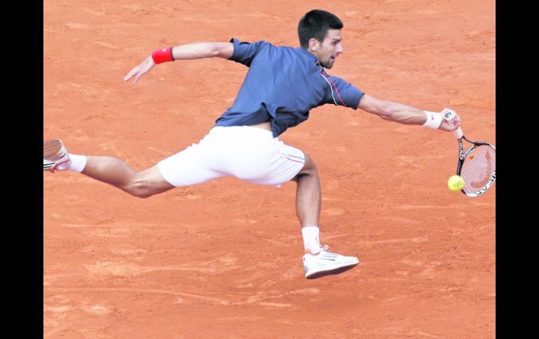 Novak Djokovic tuvo un partido complicado, cometió 75 errores no forzados y necesitó emplearse al máximo para salvar el partido. AP  /