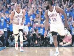 Russell Westbrook y James Harden celebran un triple asestado por Harden. AFP  /