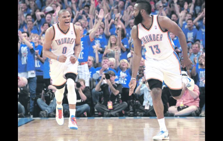 Russell Westbrook y James Harden celebran un triple asestado por Harden. AFP  /