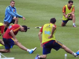 Los jugadores de la Selección española Víctor Valdés (i) y Xavi Hernández (d), entre otros. EFE  /