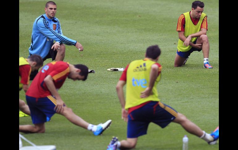 Los jugadores de la Selección española Víctor Valdés (i) y Xavi Hernández (d), entre otros. EFE  /