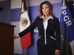 Marisela Morales recibe una presea por 'la ardua labor, valentía, colaboración y honor'. ARCHIVO  /