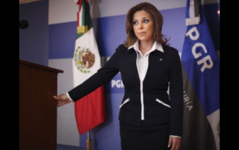 Marisela Morales recibe una presea por 'la ardua labor, valentía, colaboración y honor'. ARCHIVO  /