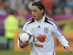 El centrocampista de Alemania, Mesut Özil, durante el entrenamiento del equipo celebrado en el estadio de Lechia en Gdansk. EFE  /