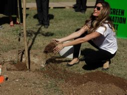 La supermodelo plantando un árbol como apoyo simbólico a Río+20. REUTERS  /