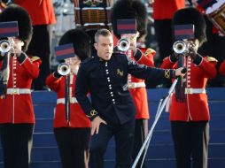 El cantante se acompañó por una banda  militar ante 18 mil invitados. AFP  /