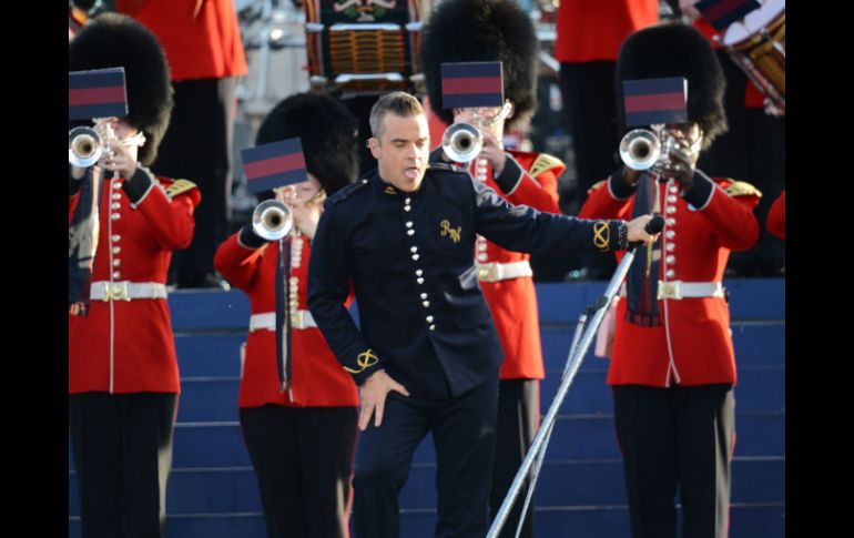 El cantante se acompañó por una banda  militar ante 18 mil invitados. AFP  /