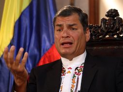 El presidente de Ecuador, Rafael Correa, habla durante una entrevista en el marco de la 42 Asamblea General de la OEA. EFE  /