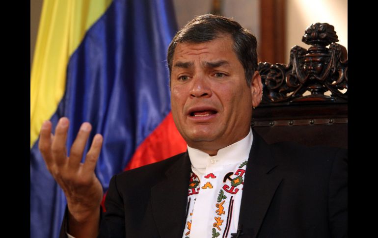 El presidente de Ecuador, Rafael Correa, habla durante una entrevista en el marco de la 42 Asamblea General de la OEA. EFE  /