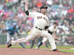 El abridor de los Gigantes, Ryan Vogelsong, permitió dos carreras en la segunda entrada, y después dominó a los Cachorros. AFP  /