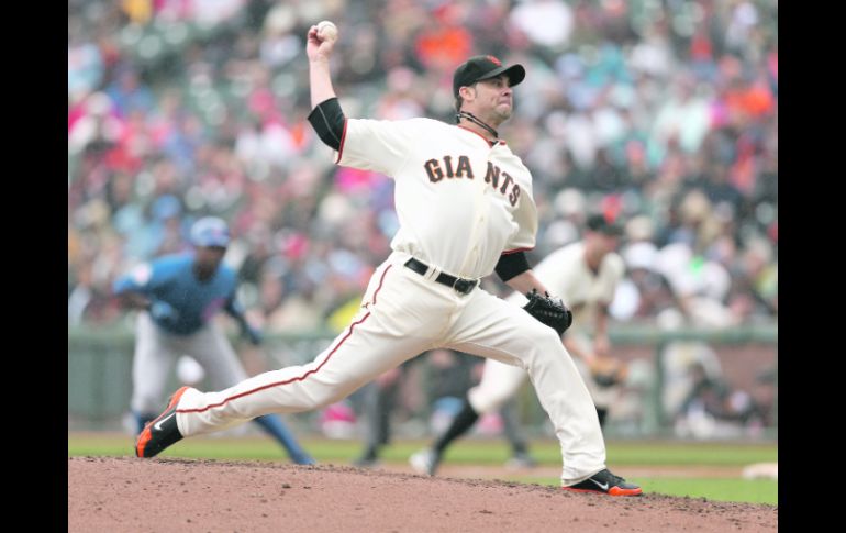 El abridor de los Gigantes, Ryan Vogelsong, permitió dos carreras en la segunda entrada, y después dominó a los Cachorros. AFP  /