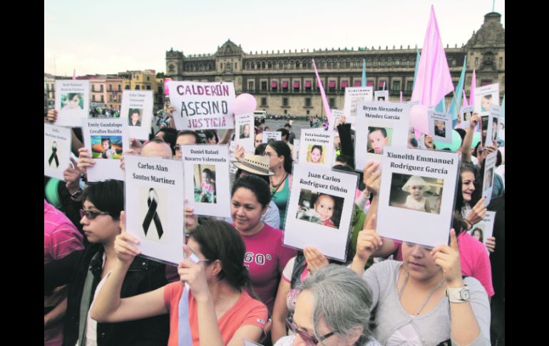 Personas protestan en el Zócalo de la Cd. de México para exigir justicia para los niños fallecidos en incendio deguardería ABC. NTX  /