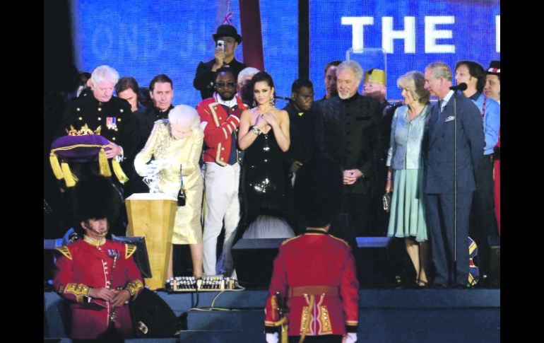 UNIDAD. En la imagen, la reina Isabel II (izq.) sostiene el diamante gigante perteneciente a la corona británica. EFE  /