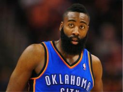 Un triple de James Harden, enfiló al Trueno de Oklahoma City a ponerse al triunfo. ESPECIAL  /