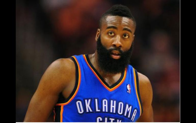 Un triple de James Harden, enfiló al Trueno de Oklahoma City a ponerse al triunfo. ESPECIAL  /