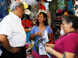 Alberto Cárdenas durante un paseo que realizó en el tianguis de San Judas, en la colonia Colinas de la Normal, en Guadalajara. ESPECIAL  /