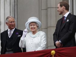 La reina Isabel II de Inglaterra (c), el príncipe Guillermo (d) y el príncipe Carlos (i) en el balcón del palacio de Buckingham. EFE  /