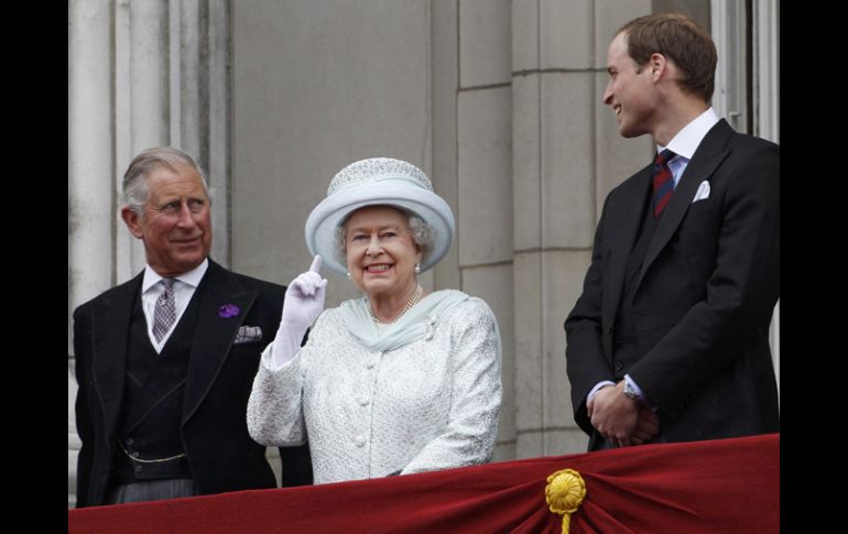 La reina Isabel II de Inglaterra (c), el príncipe Guillermo (d) y el príncipe Carlos (i) en el balcón del palacio de Buckingham. EFE  /