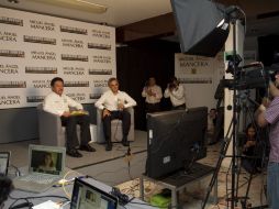 Carlos Navarrete (izq), acompañando al candidato a Jefe de Gobierno del D.F por el PRD Miguel Ángel Mancera (der.). NOTIMEX  /