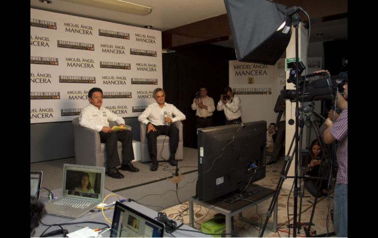 Carlos Navarrete (izq), acompañando al candidato a Jefe de Gobierno del D.F por el PRD Miguel Ángel Mancera (der.). NOTIMEX  /