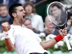 El serbio celebra su pase a las semifinales del torneo ante un público que apoyó casi en su totalidad al local Tsonga. EFE  /