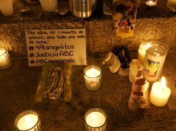 Altar puesto por los familiares de los niños fallecidos en la guardería ABC. AP  /