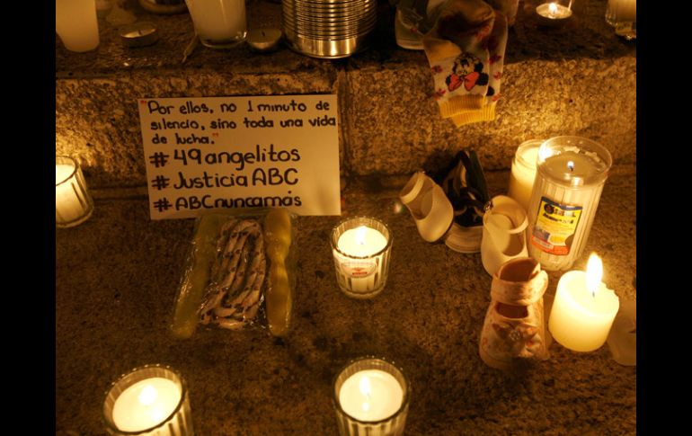 Altar puesto por los familiares de los niños fallecidos en la guardería ABC. AP  /