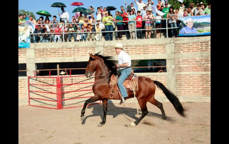 Fernando Guzmán, durante su gira del fin de semana en San Martín Hidalgo. ESPECIAL  /