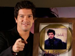 Yahir recibió disco de oro por las altas ventas de su disco de covers. NTX  /