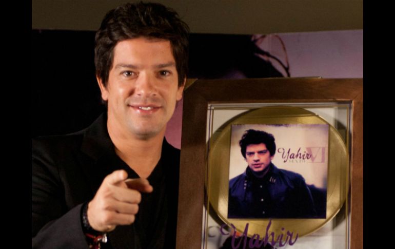 Yahir recibió disco de oro por las altas ventas de su disco de covers. NTX  /