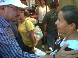 Ismael Del Toro, candidato de Movimiento Ciudadano a la presidencia de Tlajomulco en el tianguis de San Agustín. ESPECIAL  /