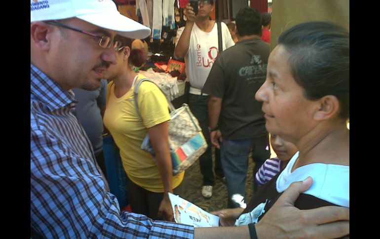 Ismael Del Toro, candidato de Movimiento Ciudadano a la presidencia de Tlajomulco en el tianguis de San Agustín. ESPECIAL  /