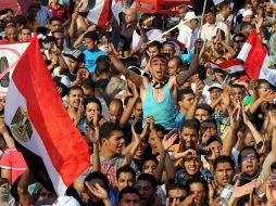 Egipcios se manifiestan contra el ex presidente egipcio Hosni Mubarak, es el cuarto día de protestas en la cariota plaza Tahrir. EFE  /