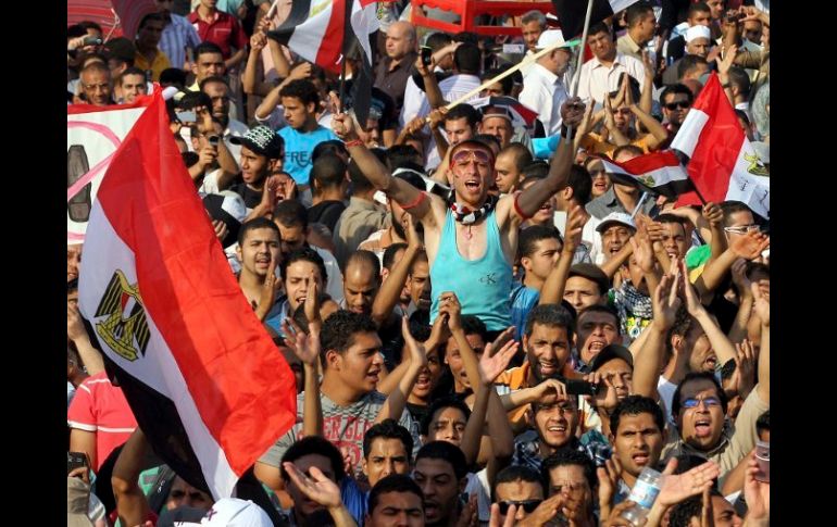 Egipcios se manifiestan contra el ex presidente egipcio Hosni Mubarak, es el cuarto día de protestas en la cariota plaza Tahrir. EFE  /