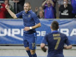 Karim Benzema celebra con Franck Ribery uno de sus goles. REUTERS  /