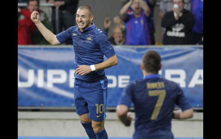 Karim Benzema celebra con Franck Ribery uno de sus goles. REUTERS  /