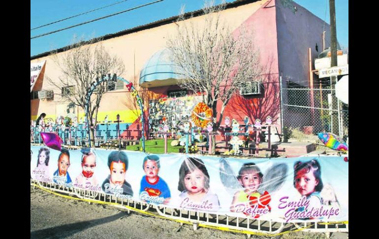 Imágenes de niños que fallecieron en la guardería ABC rodean el edificio en donde funcionó la estancia infantil, en Hermosillo. NTX  /