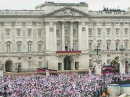 Miles de ingleses se congregaron frente al Palacio de Buckingham para ver el paso de la reina Isabel II. AP  /