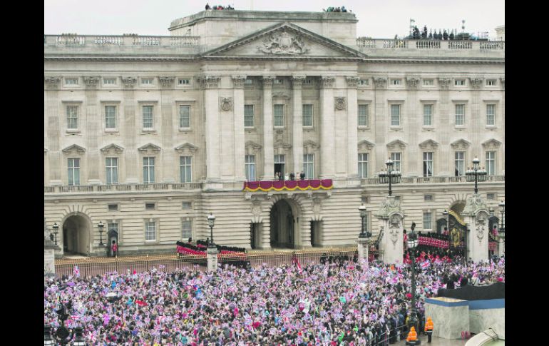 Miles de ingleses se congregaron frente al Palacio de Buckingham para ver el paso de la reina Isabel II. AP  /