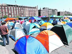 Maestros de Michoacán, Oaxaca y Guerrero, entre otros estados, ocupan el Zócalo. NTX  /