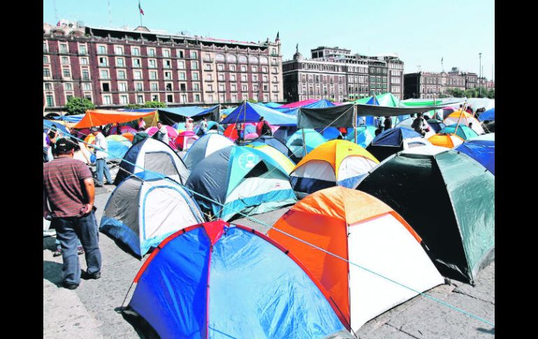 Maestros de Michoacán, Oaxaca y Guerrero, entre otros estados, ocupan el Zócalo. NTX  /