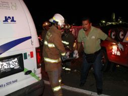 Al accidente sobre la carretera que conduce de Ixtlahuacán a Guadalajara acudieron bomberos y paramédicos de la Cruz Roja Chapala.  /