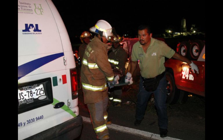 Al accidente sobre la carretera que conduce de Ixtlahuacán a Guadalajara acudieron bomberos y paramédicos de la Cruz Roja Chapala.  /