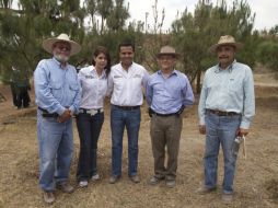 Héctor Robles (al centro) se comprometió a mejorar las condiciones actuales de la zona Colomos III. ESPECIAL  /