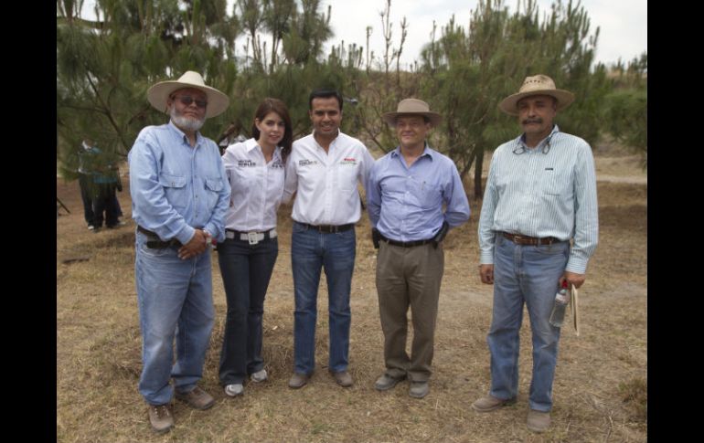 Héctor Robles (al centro) se comprometió a mejorar las condiciones actuales de la zona Colomos III. ESPECIAL  /