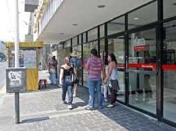 El modo de operar de la detenida se enfocaba en sorprender a personas que salían de los bancos. ARCHIVO  /