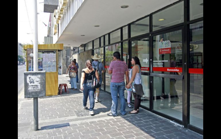 El modo de operar de la detenida se enfocaba en sorprender a personas que salían de los bancos. ARCHIVO  /