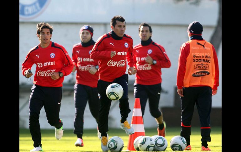 Gary Medel (centro) abre la polémica de la disciplina en la selección de Chile. EFE  /