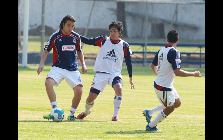 Héctor Reynoso (izq.) será sometido a una cirugía que no estaba en planes del Rebaño.  /